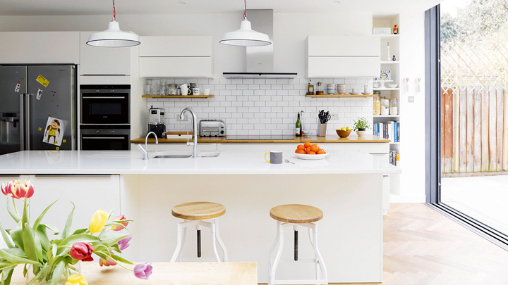 Una zona de comedor en la cocina