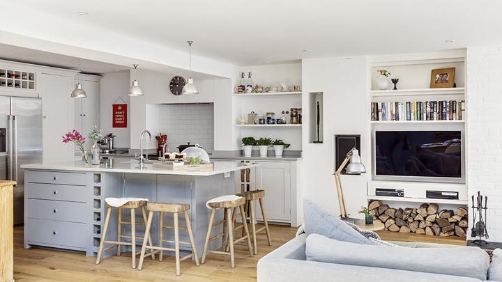 Una zona de comedor en la cocina